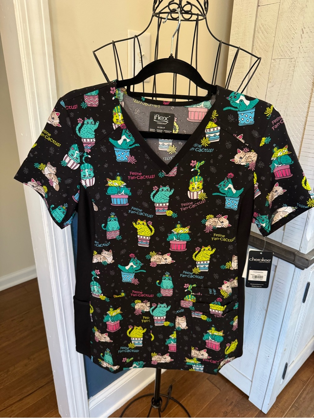 New Cherokee iflex Women’s v-neck scrub top Small S cat “Feline Fan-cactus” Vet